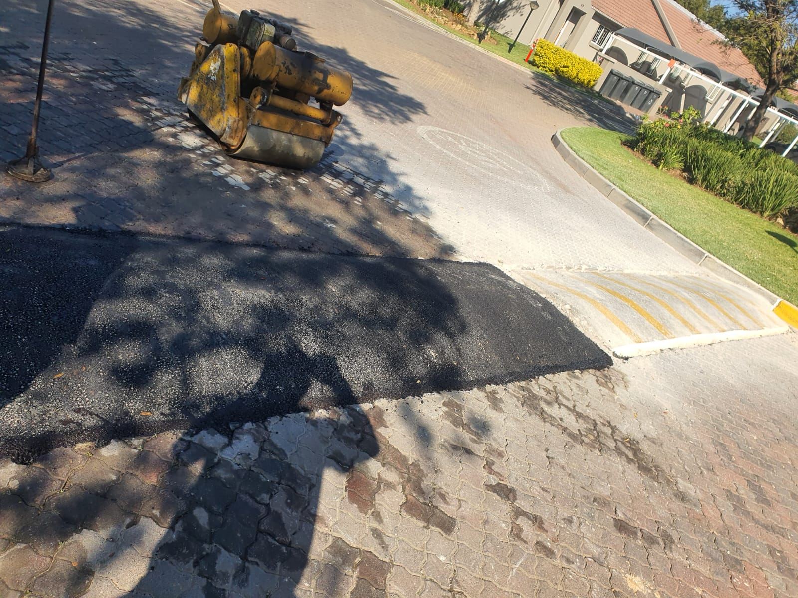 Compactor rolling tar surface